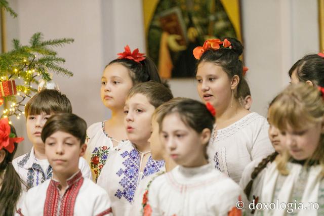 (Foto) Școala „Alecu Russo” din Iași – Colindători la Reședința Mitropolitană 2023