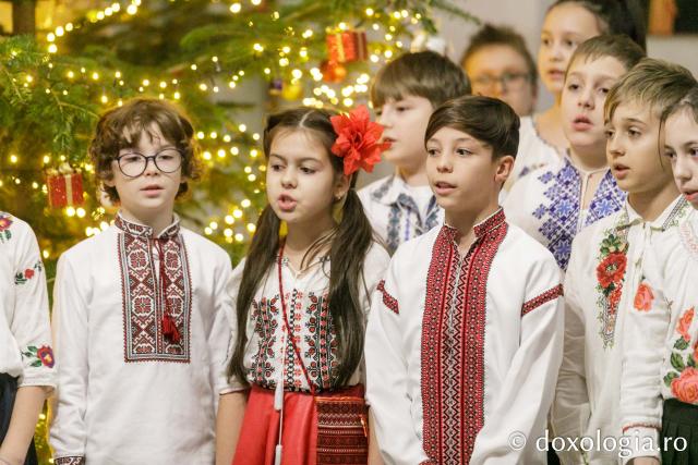(Foto) Școala „Alecu Russo” din Iași – Colindători la Reședința Mitropolitană 2023
