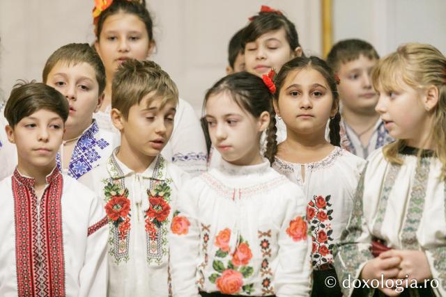 (Foto) Școala „Alecu Russo” din Iași – Colindători la Reședința Mitropolitană 2023