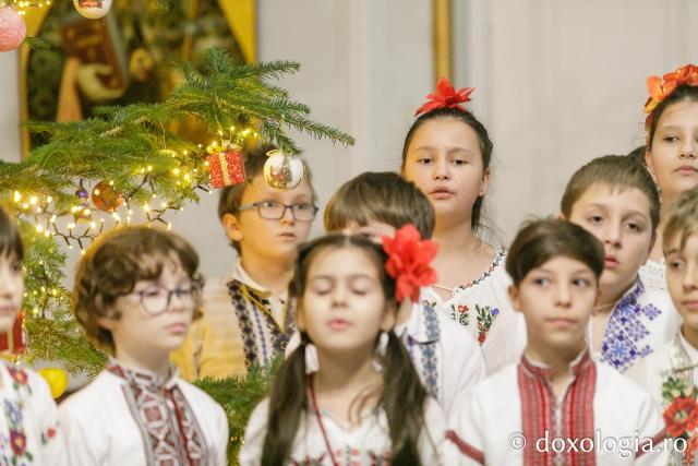 (Foto) Școala „Alecu Russo” din Iași – Colindători la Reședința Mitropolitană 2023