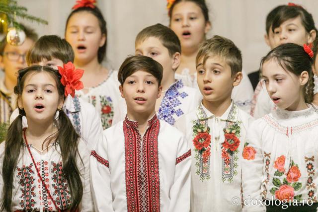 (Foto) Școala „Alecu Russo” din Iași – Colindători la Reședința Mitropolitană 2023