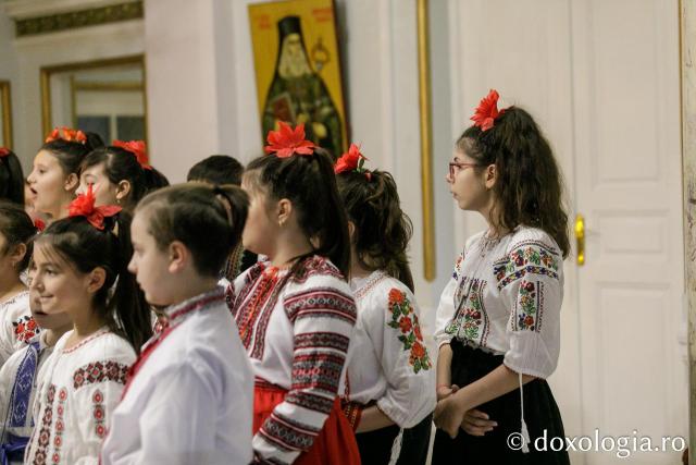 (Foto) Școala „Alecu Russo” din Iași – Colindători la Reședința Mitropolitană 2023
