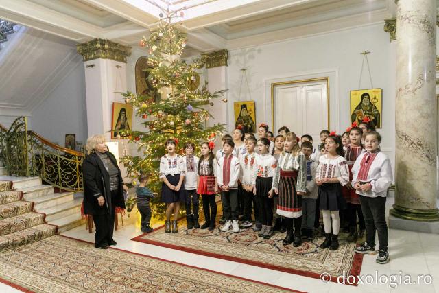 (Foto) Școala „Alecu Russo” din Iași – Colindători la Reședința Mitropolitană 2023