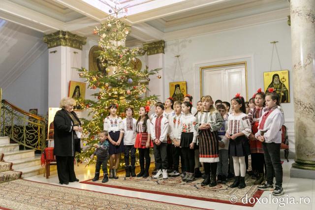 (Foto) Școala „Alecu Russo” din Iași – Colindători la Reședința Mitropolitană 2023