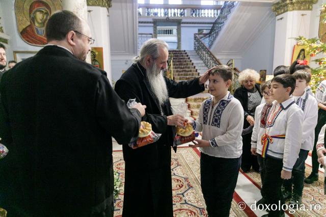 (Foto) Școala „Alecu Russo” din Iași – Colindători la Reședința Mitropolitană 2023