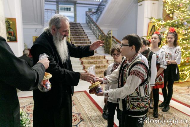 (Foto) Școala „Alecu Russo” din Iași – Colindători la Reședința Mitropolitană 2023
