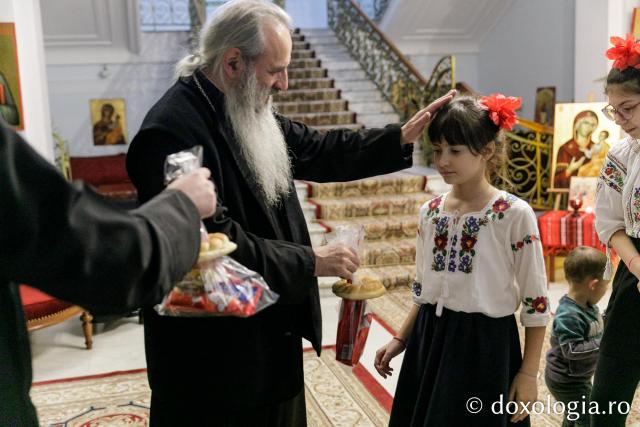(Foto) Școala „Alecu Russo” din Iași – Colindători la Reședința Mitropolitană 2023