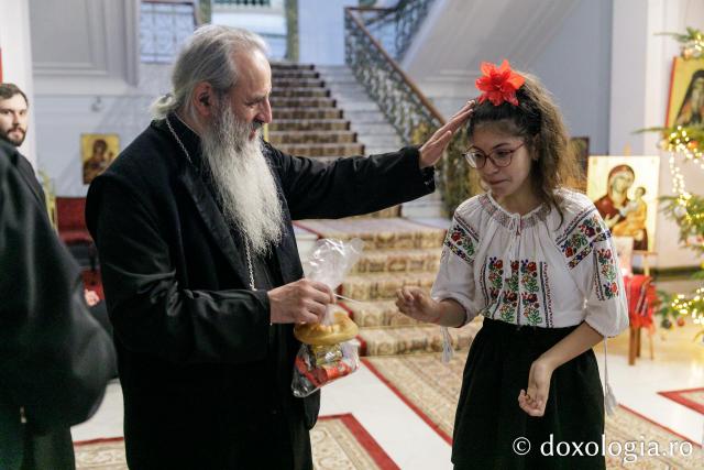 (Foto) Școala „Alecu Russo” din Iași – Colindători la Reședința Mitropolitană 2023