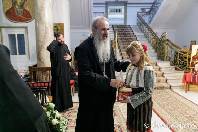 (Foto) Școala „Alecu Russo” din Iași – Colindători la Reședința Mitropolitană 2023