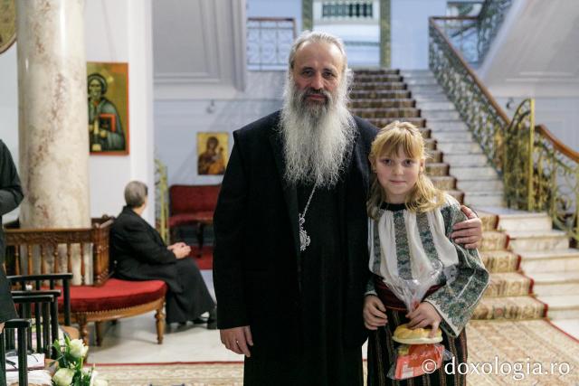 (Foto) Școala „Alecu Russo” din Iași – Colindători la Reședința Mitropolitană 2023
