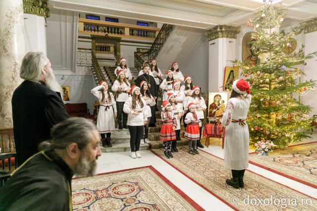 Corul „Sfântul Meletie” al Liceului Tehnologic Special „Vasile Pavelcu” din Iași – Colindători la Reședința Mitropolitană 2023 (Foto) Corul „Sfântul Meletie” al Liceului Tehnologic Special „Vasile Pavelcu” din Iași – Colindători la Reședința Mitropolitană 2023