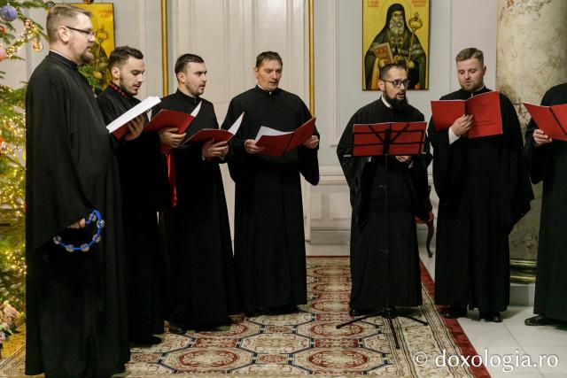 (Foto) Corul psaltic „Roman Melodul” al Protopopiatului Săveni – Colindători la Reședința Mitropolitană 2023
