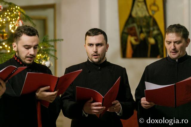 (Foto) Corul psaltic „Roman Melodul” al Protopopiatului Săveni – Colindători la Reședința Mitropolitană 2023
