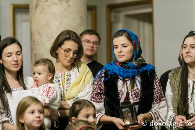 (Foto) Familiile diaconilor Catedralei Mitropolitane din Iași – Colindători la Reședința Mitropolitană 2023