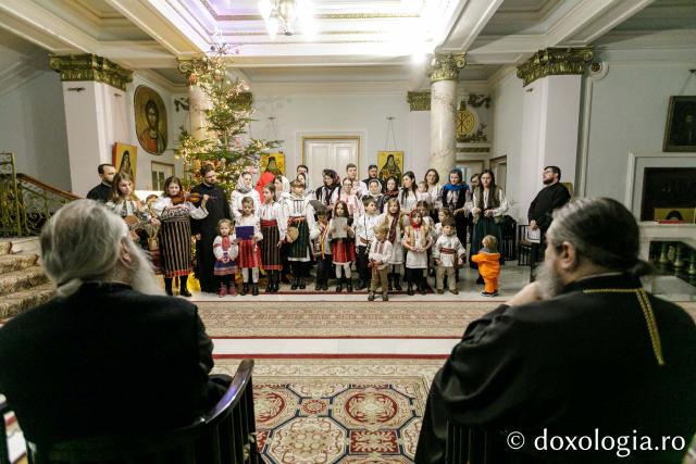 (Foto) Familiile diaconilor Catedralei Mitropolitane din Iași – Colindători la Reședința Mitropolitană 2023