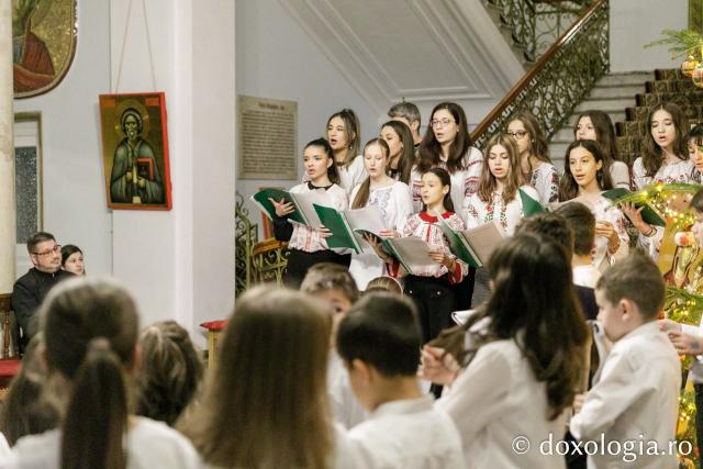 (Foto) Parohia Avântu – Colindători la Reședința Mitropolitană 2023