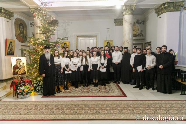 (Foto) Colegiul „Sfântul Nicolae” – Colindători la Reședința Mitropolitană 2023