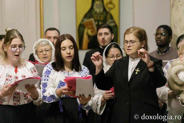 (Foto) Parohia „Sfinții Brâncoveni” din Iași – Colindători la Reședința Mitropolitană 2023