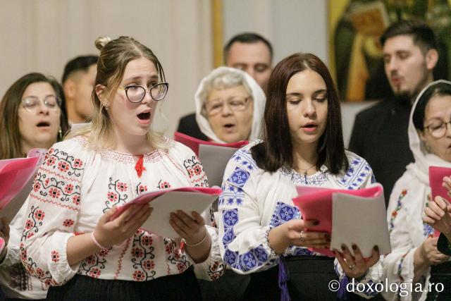 (Foto) Parohia „Sfinții Brâncoveni” din Iași – Colindători la Reședința Mitropolitană 2023