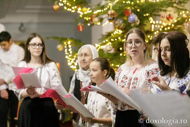 (Foto) Parohia „Sfinții Brâncoveni” din Iași – Colindători la Reședința Mitropolitană 2023