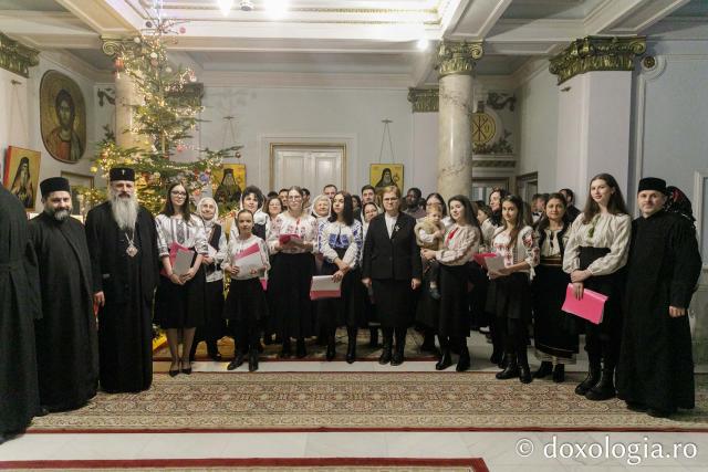 (Foto) Parohia „Sfinții Brâncoveni” din Iași – Colindători la Reședința Mitropolitană 2023