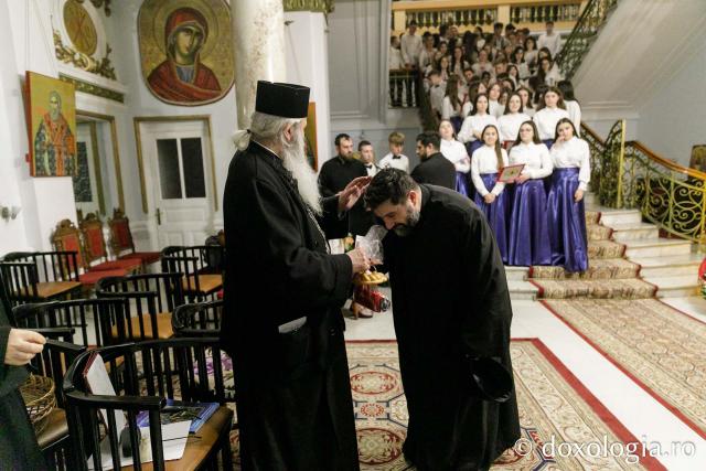 (Foto) Parohia „Sfinții Brâncoveni” din Iași – Colindători la Reședința Mitropolitană 2023