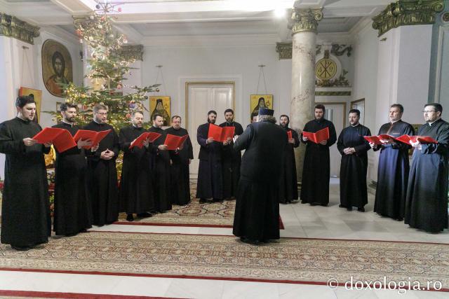 (Foto) Corul preoților din Protopopiatul Iași I – Colindători la Reședința Mitropolitană 2023