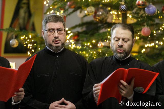 (Foto) Corul preoților din Protopopiatul Iași I – Colindători la Reședința Mitropolitană 2023