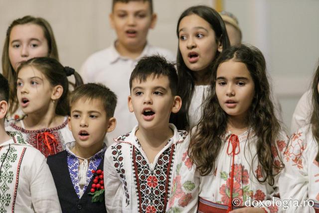 (Foto) Școala „Gh. I. Brătianu” din Iași – Colindători la Reședința Mitropolitană 2023