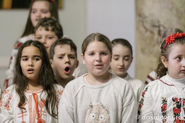 (Foto) Școala „Gh. I. Brătianu” din Iași – Colindători la Reședința Mitropolitană 2023