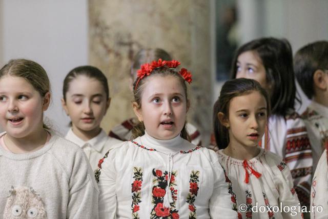 (Foto) Școala „Gh. I. Brătianu” din Iași – Colindători la Reședința Mitropolitană 2023