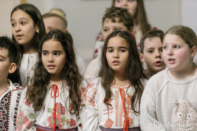 (Foto) Școala „Gh. I. Brătianu” din Iași – Colindători la Reședința Mitropolitană 2023