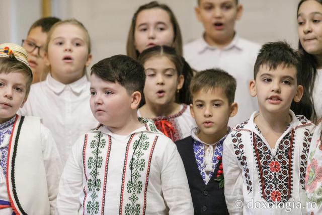(Foto) Școala „Gh. I. Brătianu” din Iași – Colindători la Reședința Mitropolitană 2023