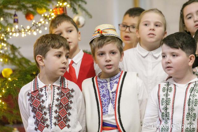 (Foto) Școala „Gh. I. Brătianu” din Iași – Colindători la Reședința Mitropolitană 2023