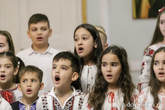 (Foto) Școala „Gh. I. Brătianu” din Iași – Colindători la Reședința Mitropolitană 2023