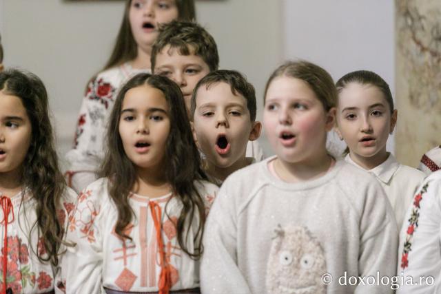 (Foto) Școala „Gh. I. Brătianu” din Iași – Colindători la Reședința Mitropolitană 2023