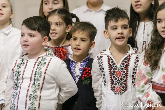 (Foto) Școala „Gh. I. Brătianu” din Iași – Colindători la Reședința Mitropolitană 2023