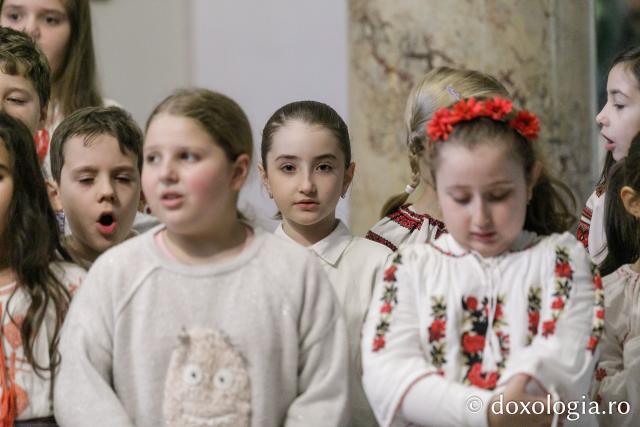(Foto) Școala „Gh. I. Brătianu” din Iași – Colindători la Reședința Mitropolitană 2023