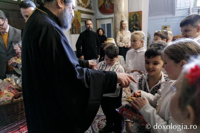 (Foto) Școala „Gh. I. Brătianu” din Iași – Colindători la Reședința Mitropolitană 2023