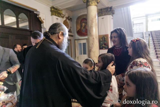 (Foto) Școala „Gh. I. Brătianu” din Iași – Colindători la Reședința Mitropolitană 2023