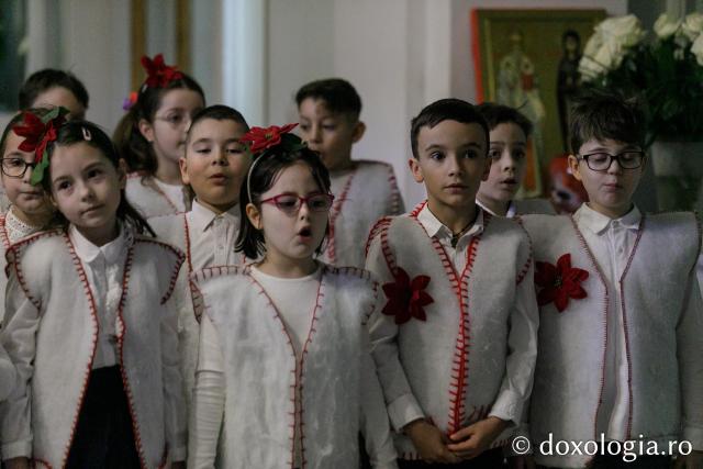 (Foto) Școala „Vasile Conta” din Iași – Colindători la Reședința Mitropolitană 2023