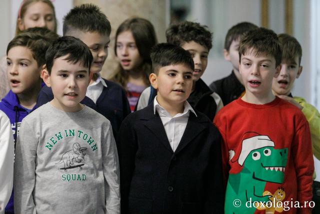 (Foto) Școala „Vasile Conta” din Iași – Colindători la Reședința Mitropolitană 2023