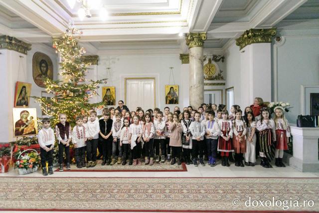 (Foto) Școala „Gheorghe Asachi” din Iași – Colindători la Reședința Mitropolitană 2023