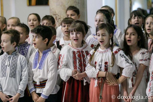 (Foto) Școala „Gheorghe Asachi” din Iași – Colindători la Reședința Mitropolitană 2023