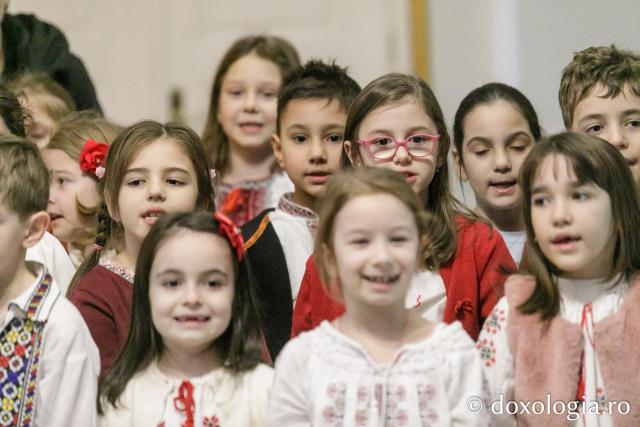 (Foto) Școala „Gheorghe Asachi” din Iași – Colindători la Reședința Mitropolitană 2023