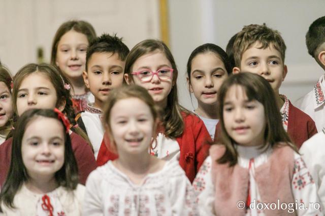 (Foto) Școala „Gheorghe Asachi” din Iași – Colindători la Reședința Mitropolitană 2023