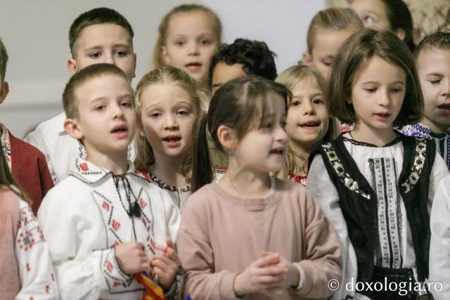 (Foto) Școala „Gheorghe Asachi” din Iași – Colindători la Reședința Mitropolitană 2023