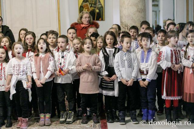 (Foto) Școala „Gheorghe Asachi” din Iași – Colindători la Reședința Mitropolitană 2023