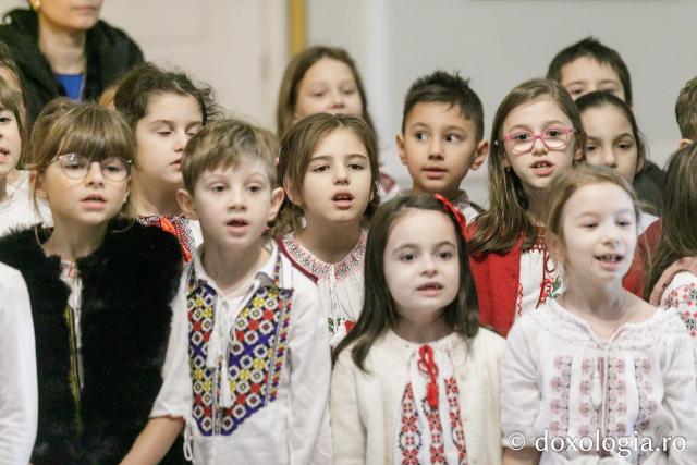 (Foto) Școala „Gheorghe Asachi” din Iași – Colindători la Reședința Mitropolitană 2023