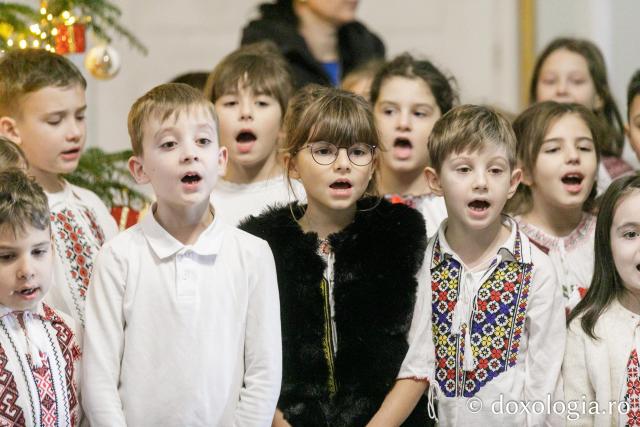 (Foto) Școala „Gheorghe Asachi” din Iași – Colindători la Reședința Mitropolitană 2023